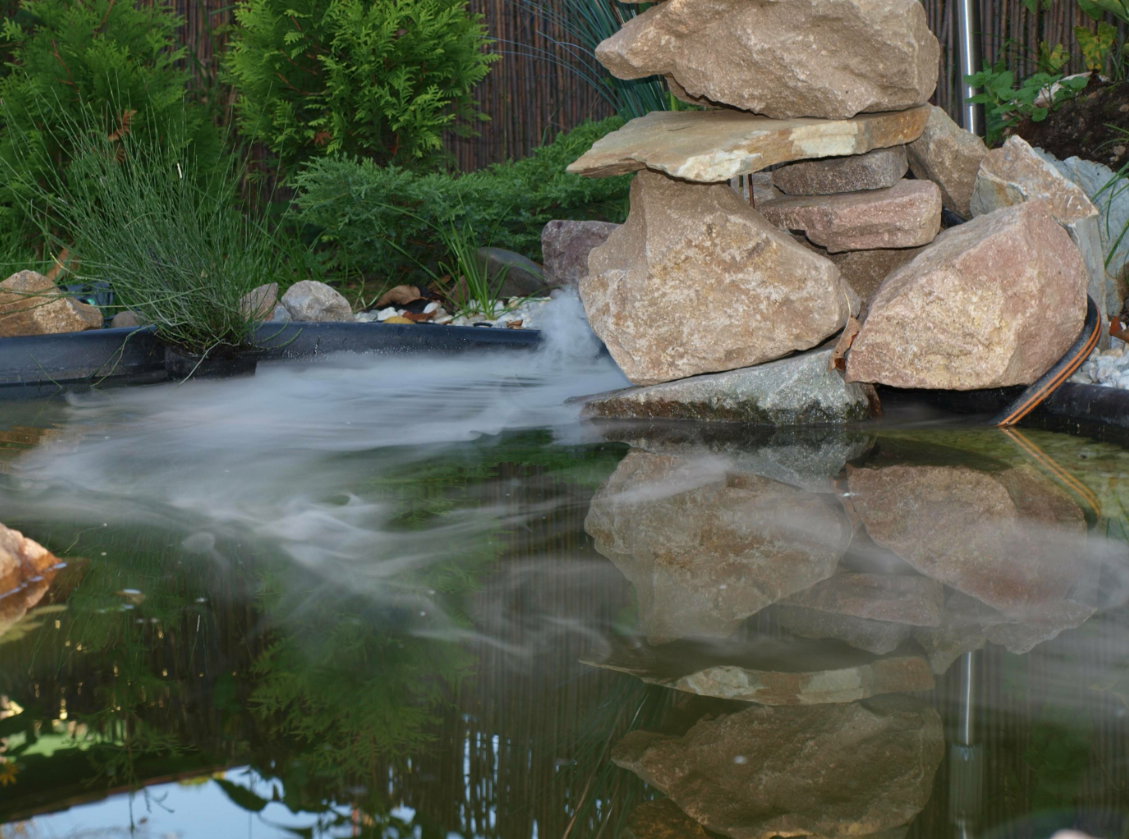 Kaskada z kamieni wygląda naturalnie i pomaga ukryć wszelkie urządzenia i kable