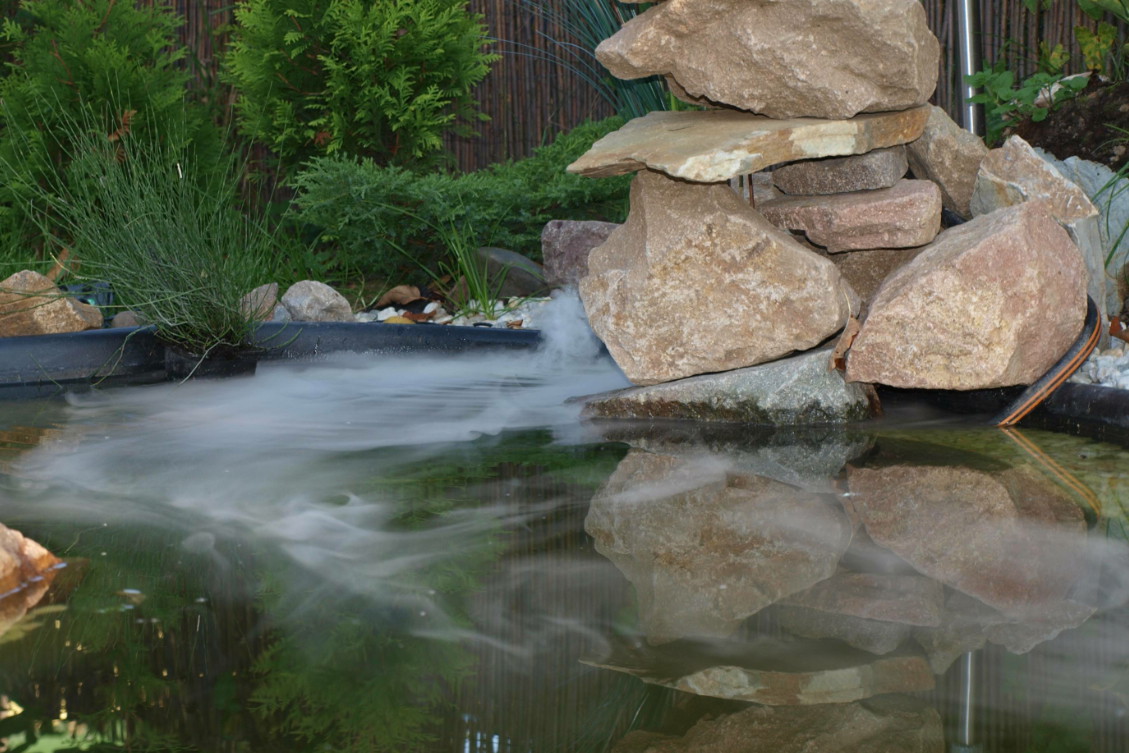 Kaskada z kamieni wygląda naturalnie i pomaga ukryć wszelkie urządzenia i kable