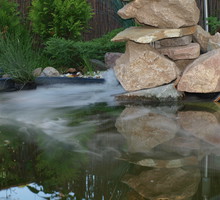 Kaskada z kamieni wygląda naturalnie i pomaga ukryć wszelkie urządzenia i kable