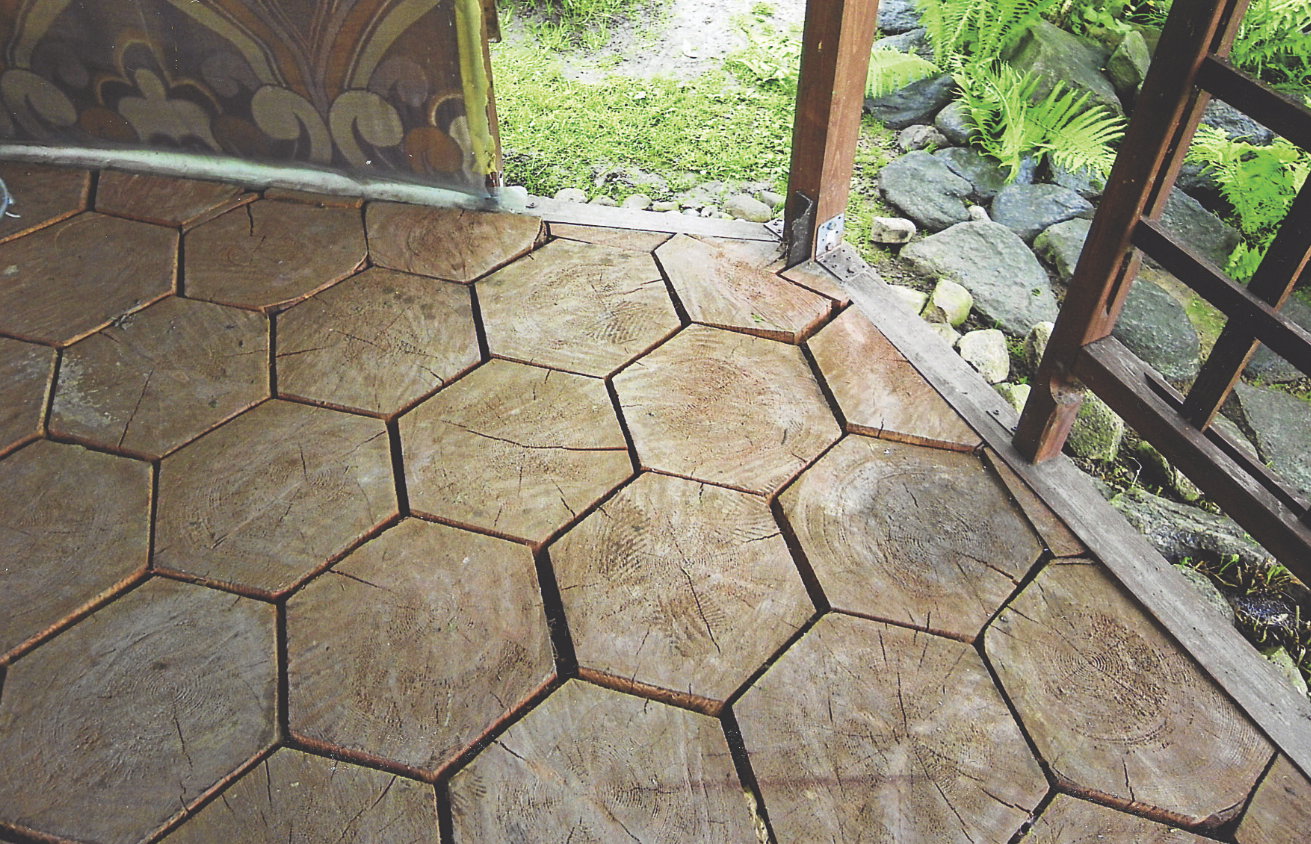 „Klocki są tak wyszlifowane, że żadna drzazga nie wbije się w bose stopy biegających po altanie wnucząt”