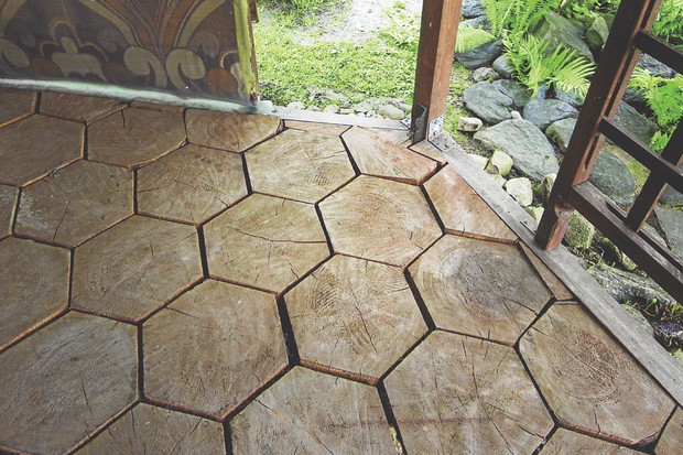 „Klocki są tak wyszlifowane, że żadna drzazga nie wbije się w bose stopy biegających po altanie wnucząt”