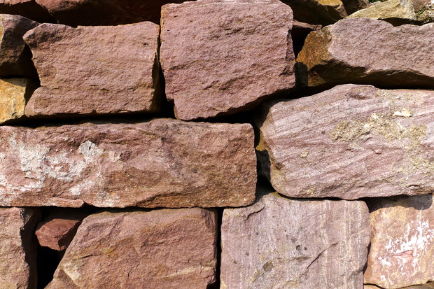 Kolejne warstwy powinniśmy układać z przesunięciem w poziomie, tak aby kamienie z kolejnych warstw nie tworzyły słupków