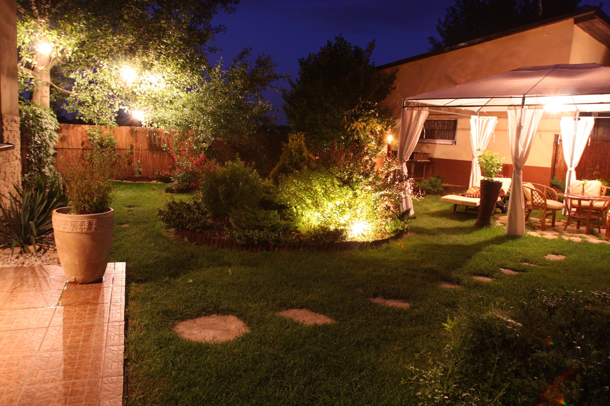 „Lampki warto zawiesić na metalowych haczykach. Nie zdmuchnie ich tak łatwo wiatr”, pisze Jacek Kopaczewski.