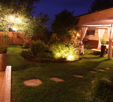 „Lampki warto zawiesić na metalowych haczykach. Nie zdmuchnie ich tak łatwo wiatr”, pisze Jacek Kopaczewski.