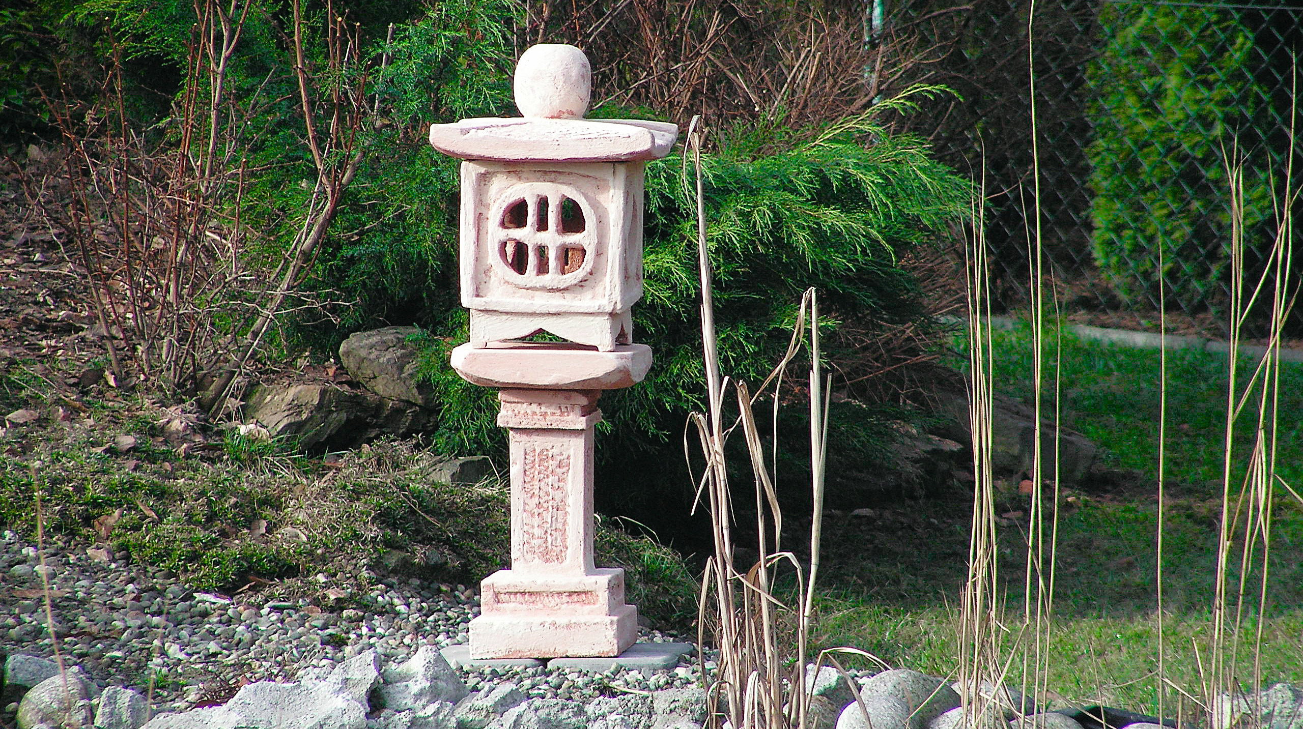 „Lampy pokryte zaprawą fugową mają gładkie powierzchnie, są kolorowe oraz mrozo- i wodoodporne.” Zdj.: Franciszek Grzegoszczyk