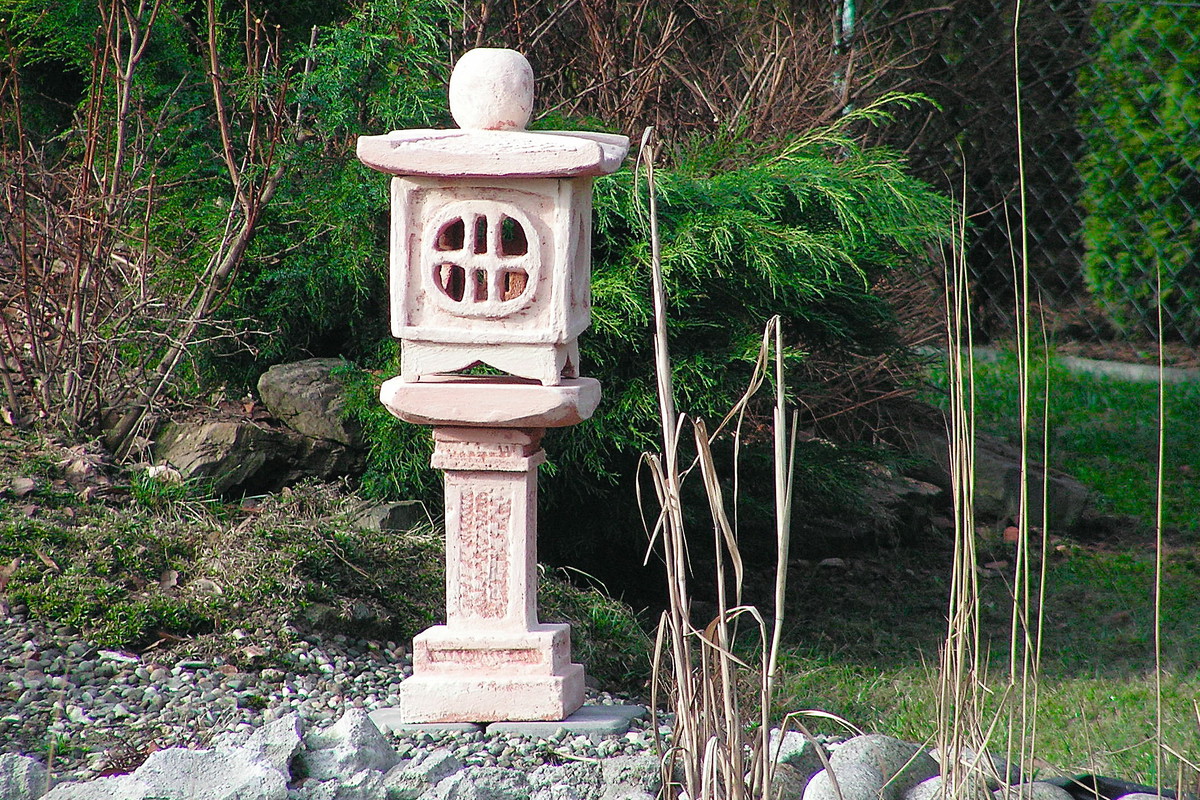 „Lampy pokryte zaprawą fugową mają gładkie powierzchnie, są kolorowe oraz mrozo- i wodoodporne.” Zdj.: Franciszek Grzegoszczyk