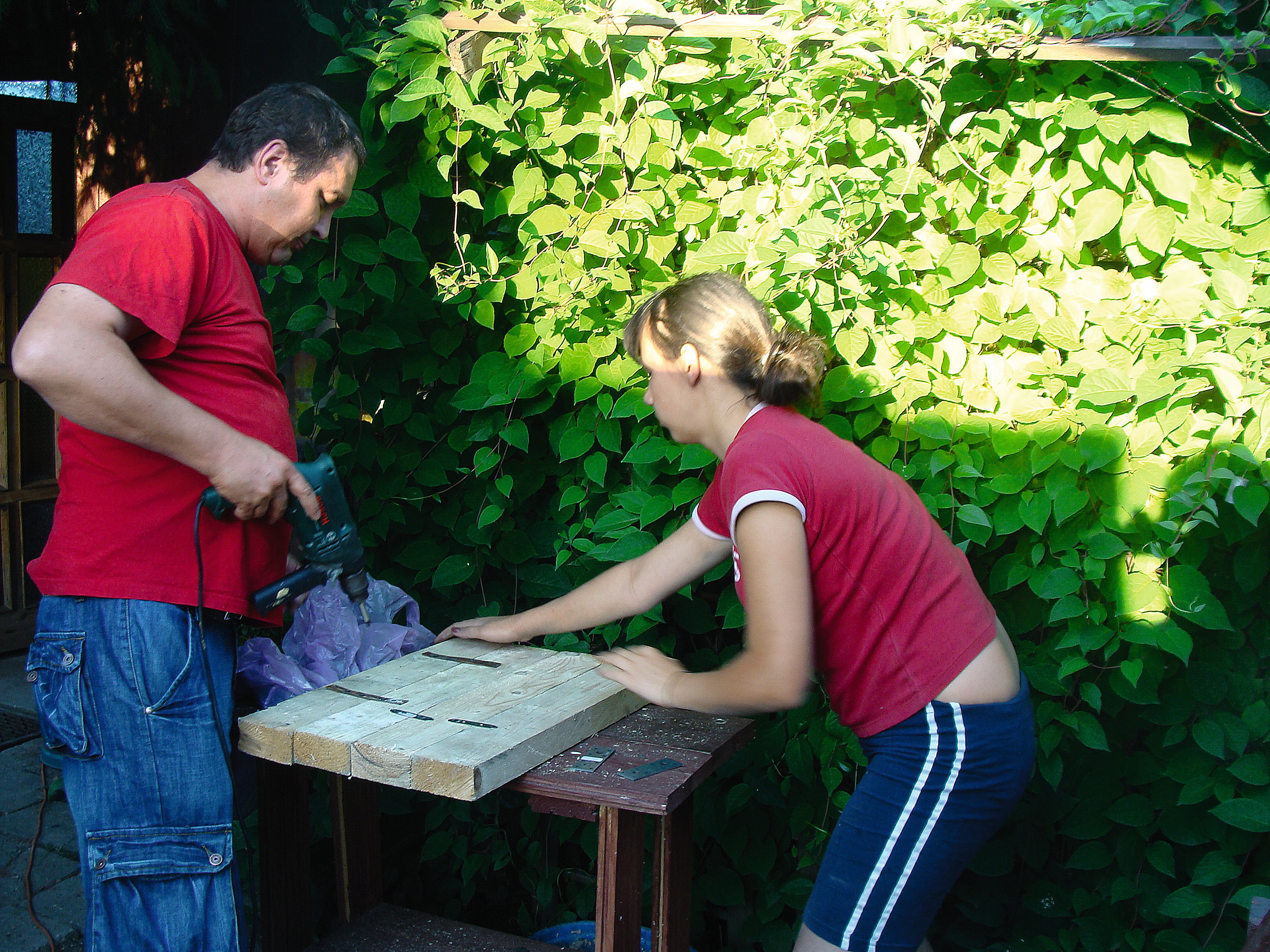 Mężowi przy pracach z ochotą pomagają nasze dzieci