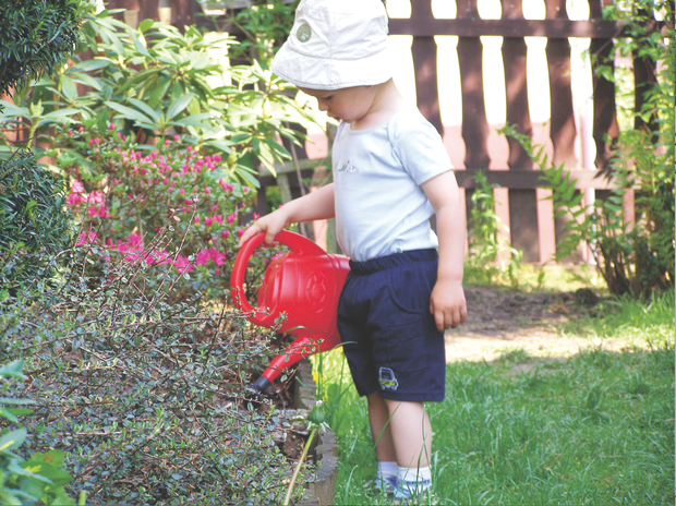 Michaś uwielbia samodzielnie podlewać rośliny i obserwować, jak szybko rosną.