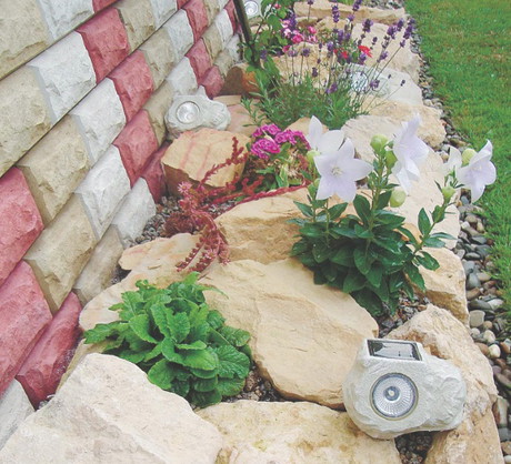 Mur domu stał się naturalną osłoną dla wyższych roślin, takich jak lawenda wąskolistna. Na kamieniach i między nimi poustawiałam co kilka centymetrów lampki solarne, które ładnie wyglądają nocą