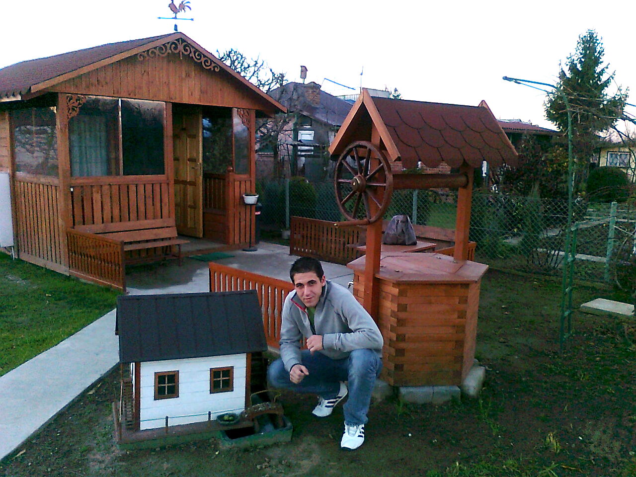 Nasz czytelnik i jego dzieła: altanka, studnia, płotek oraz młyn