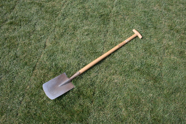 Obcinanie brzegów. 
Odcinanie i formowanie krawędzi jest łatwiejsze, jeśli użyjemy szpadla półokrągłego. Pracę można także wykonać szpadlem prostokątnym.