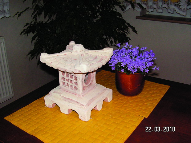 „Oto efekty mojej pracy rozmieszczone w różnych częściach ogrodu oraz na stoliku w altance”