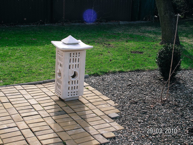 „Oto efekty mojej pracy rozmieszczone w różnych częściach ogrodu oraz na stoliku w altance”