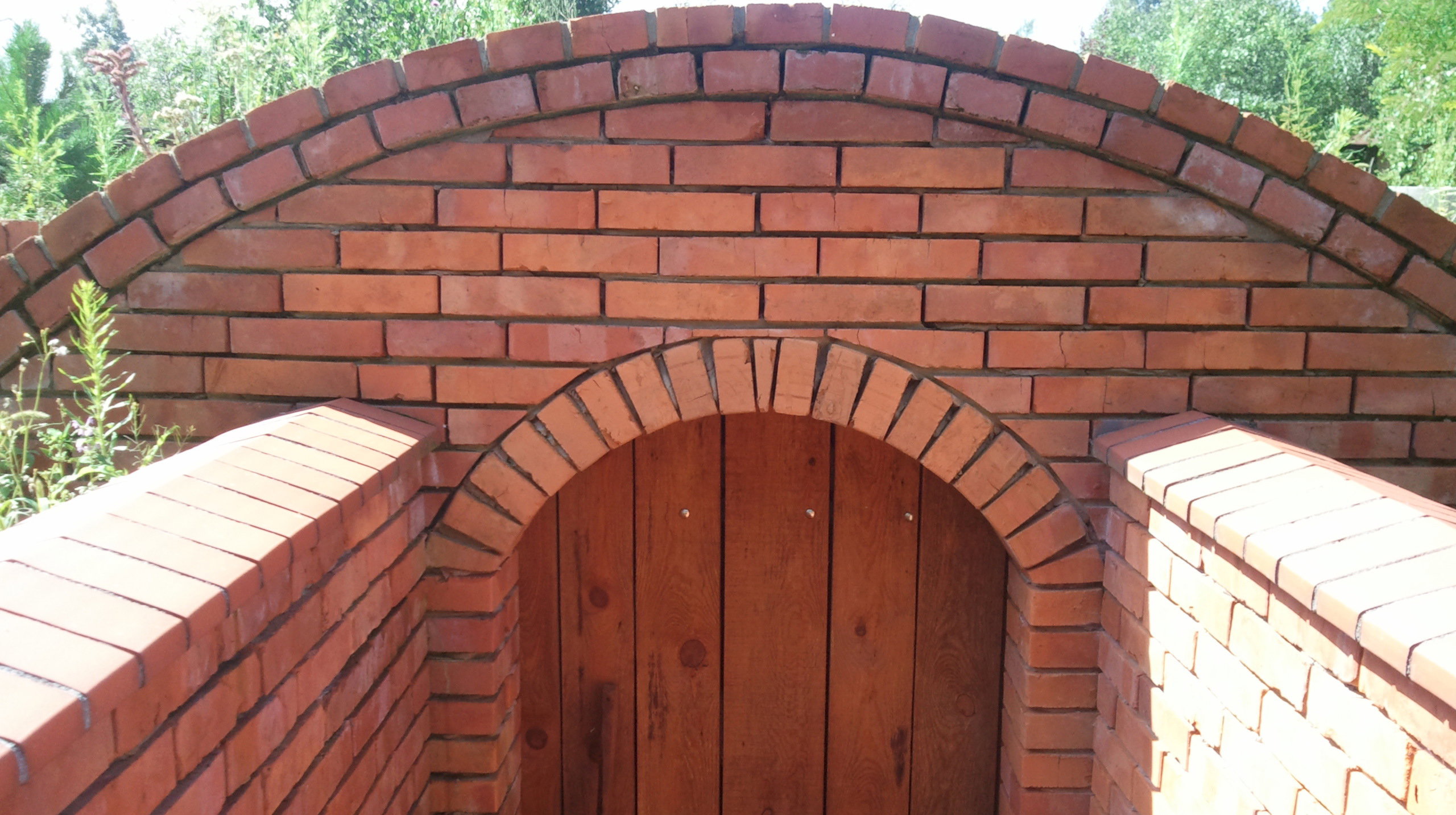 Piwniczka ze sklepieniem łukowym ma niesamowity klimat, a przy tym jest w pełni funkcjonalna