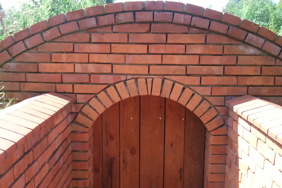 Piwniczka ze sklepieniem łukowym ma niesamowity klimat, a przy tym jest w pełni funkcjonalna