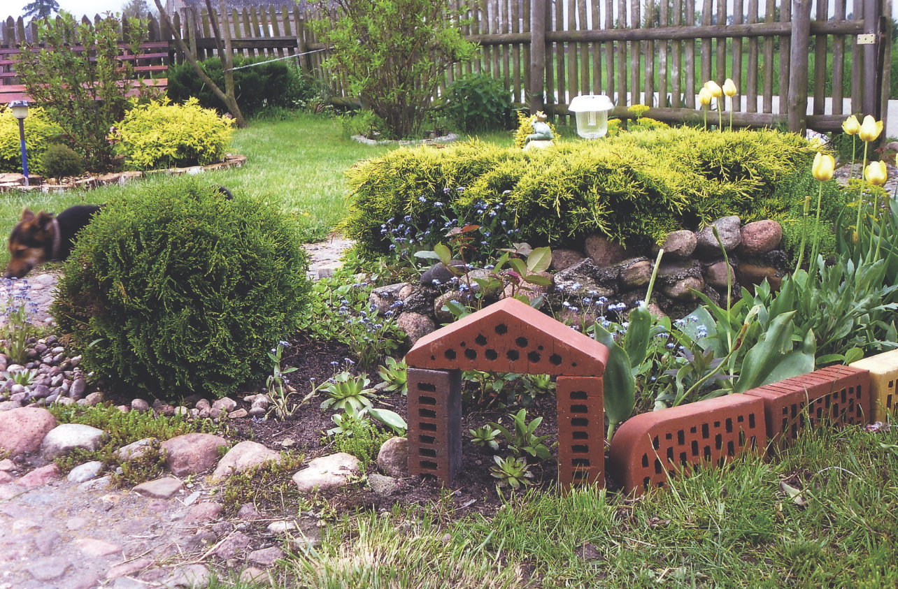 Płotek ładnie się prezentuje w sąsiedztwie kamieni