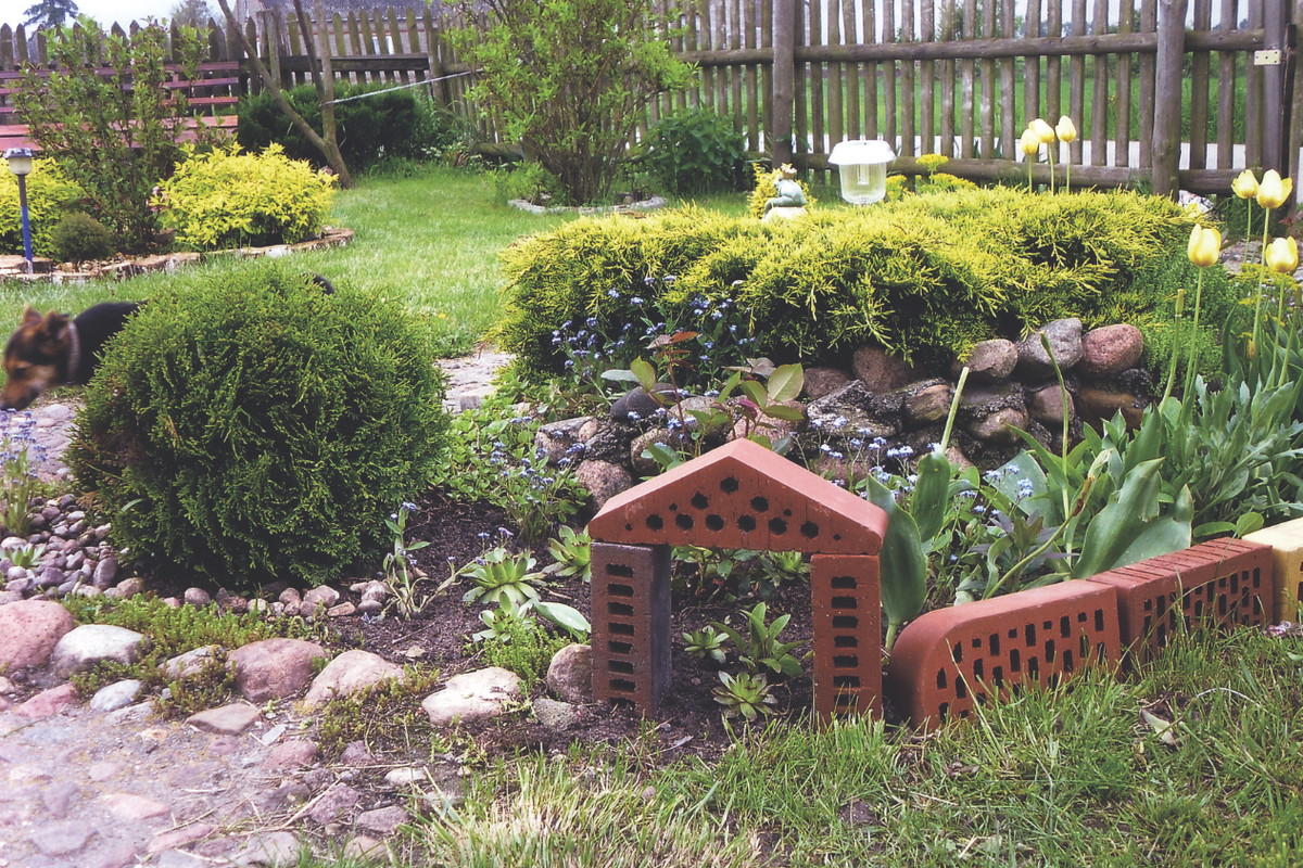 Płotek ładnie się prezentuje w sąsiedztwie kamieni