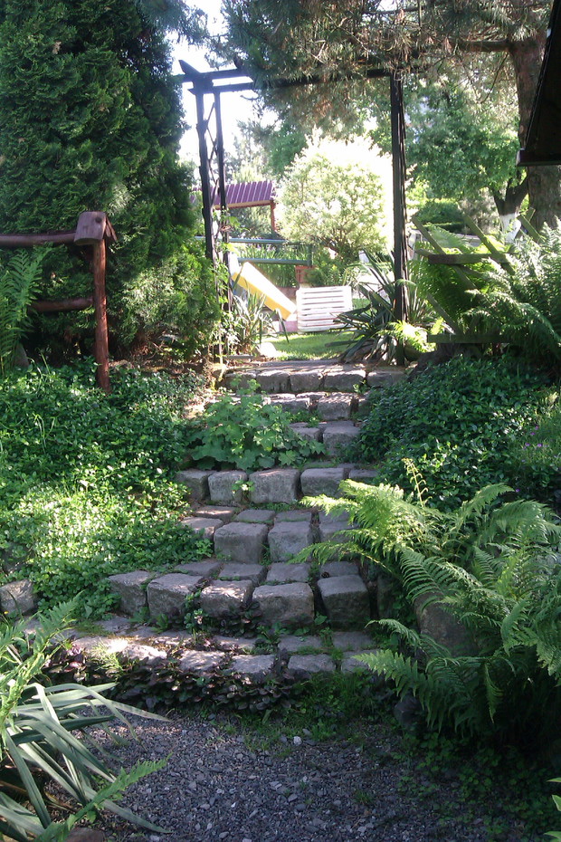 Schody, również wykonane przez Męża, prowadzą do oczka wodnego i altany :)