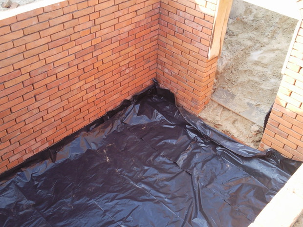 Solidna izolacja ścian sprawia, że gdy na dworze mamy upał, temperatura w piwnicy wynosi ok. 7°C