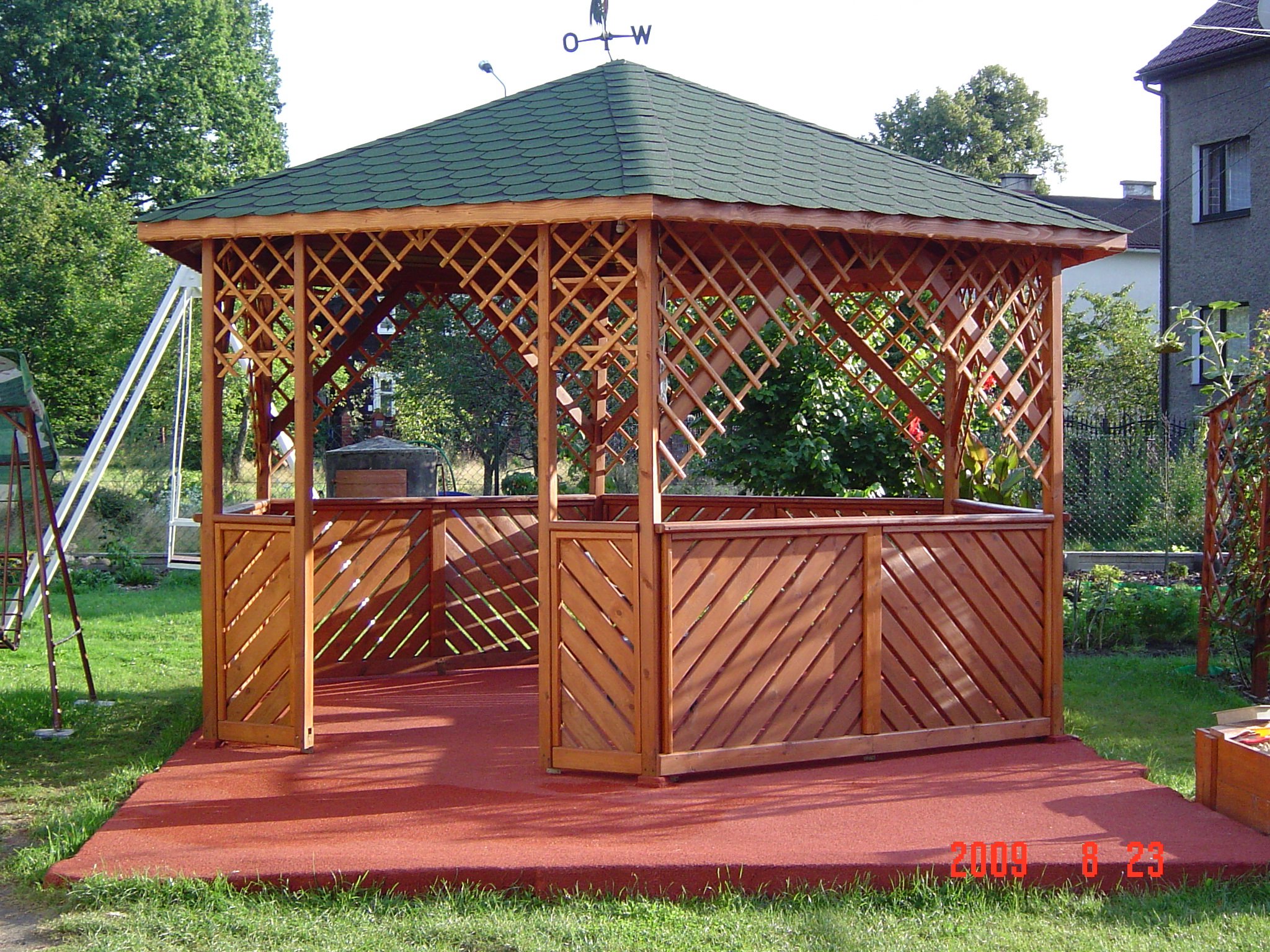 „Stara wylewka garażu zmieniła się w estetyczną i bardzo trwałą podłogę ogrodowej altany”. Zdjęcia nadesłał Mirosław Janduda. 