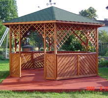 „Stara wylewka garażu zmieniła się w estetyczną i bardzo trwałą podłogę ogrodowej altany”. Zdjęcia nadesłał Mirosław Janduda.