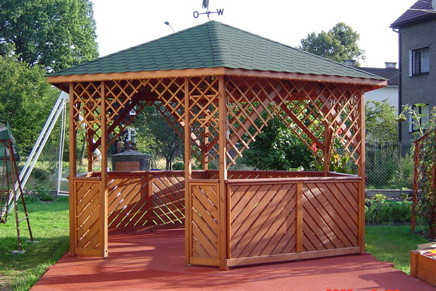 „Stara wylewka garażu zmieniła się w estetyczną i bardzo trwałą podłogę ogrodowej altany”. Zdjęcia nadesłał Mirosław Janduda.