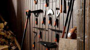 System Fiskars QuikFit™ ułatwia utrzymanie porządku wśród narzędzi ogrodniczych