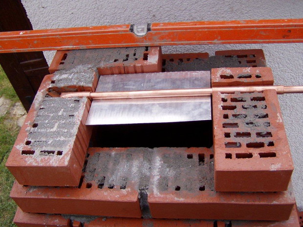 „Szyber zrobiłem z rurki miedzianej ø 15 i blachy aluminiowej o grubości 1 mm, przyciętej do rozmiaru komina (20x12 cm)”