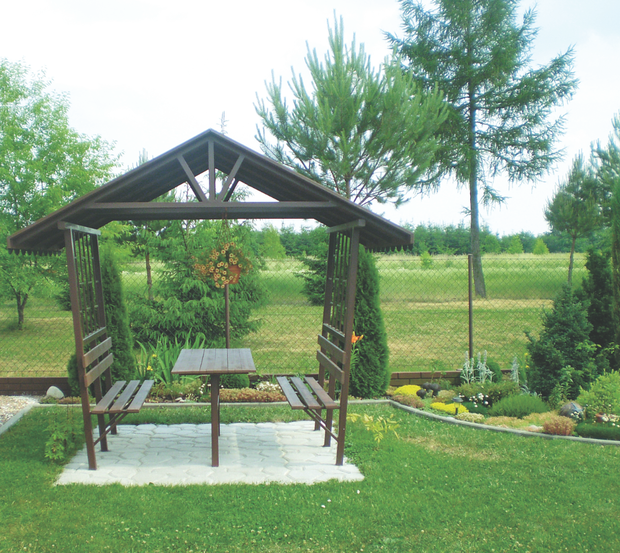 Tę piękną i wygodną altankę zbudowali razem mąż i syn Doroty Krzanowskiej