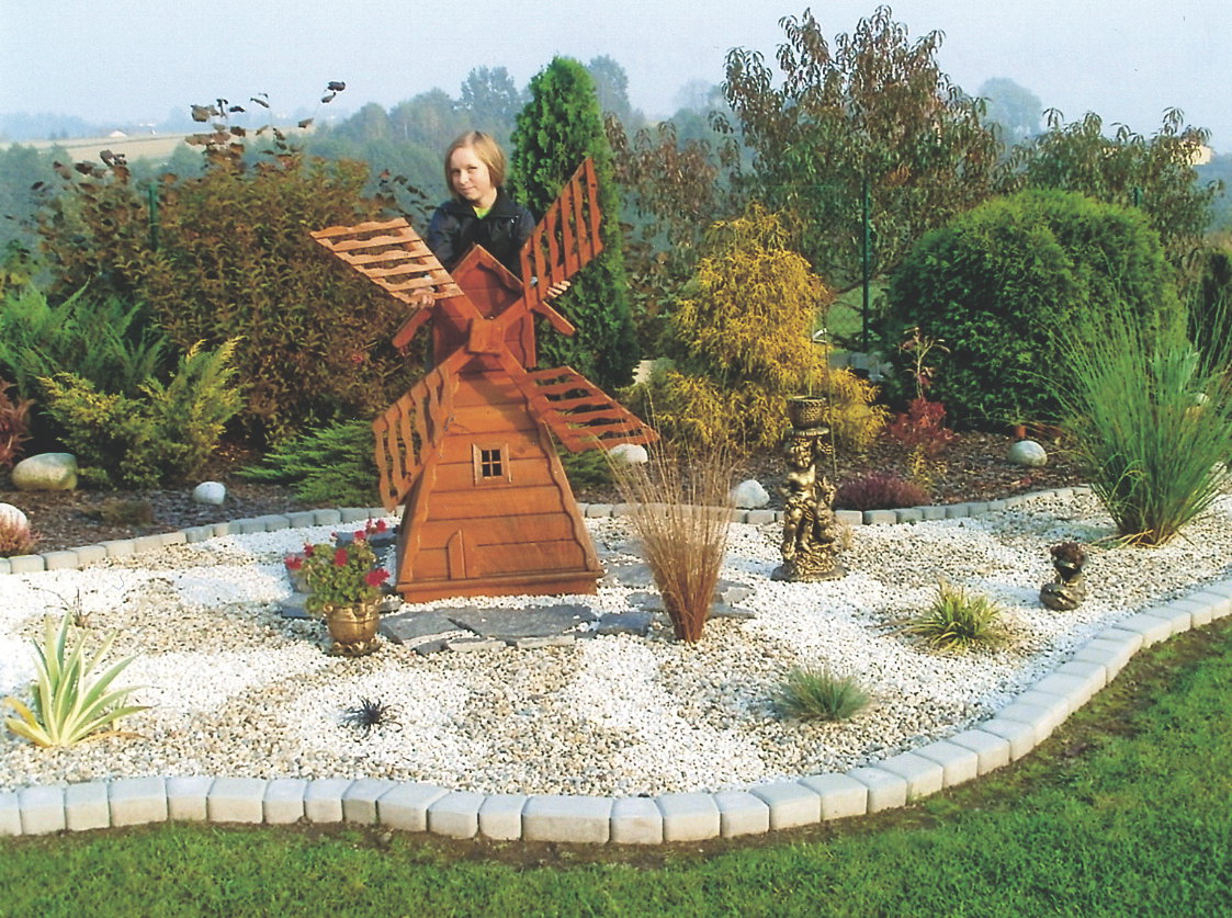 Ten pomysłowy skalniak idealnie komponuje się z resztą naszego ogrodu