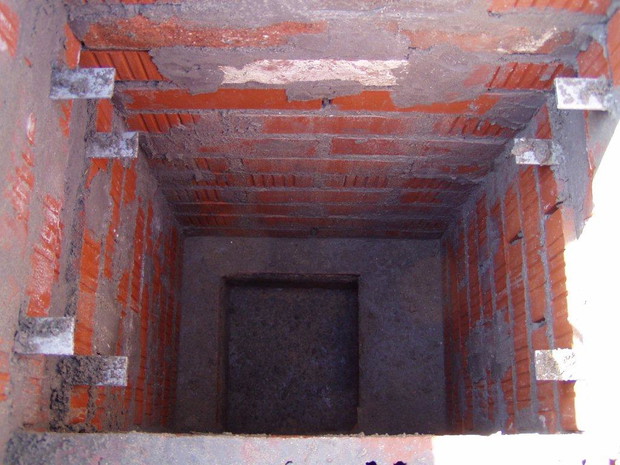 „W czasie murowania ścian trzeba pamiętać o zamontowaniu płaskowników do rusztu do grillowania”