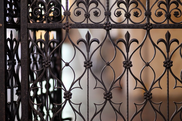 W mieście ogrodzenie powinno z wiekiem i stylem domu