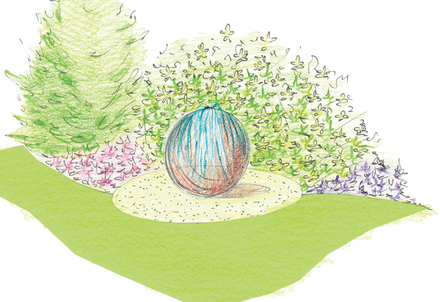 Widok na kamienną, ozdobną kulę, z której sączy się woda. Ten element wodny został ustawiony w kole usypanym z jasnego grysu
