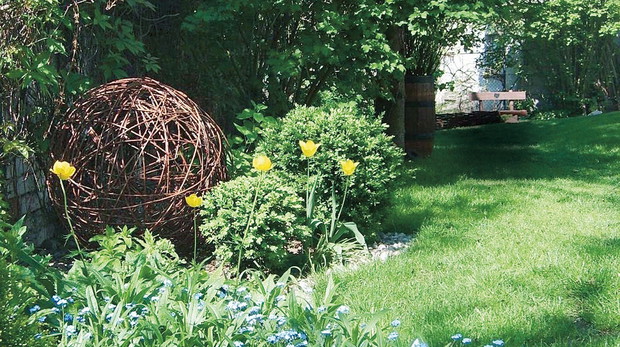 Wiklinowa kula przełamuje monotonię zielonego zakątka