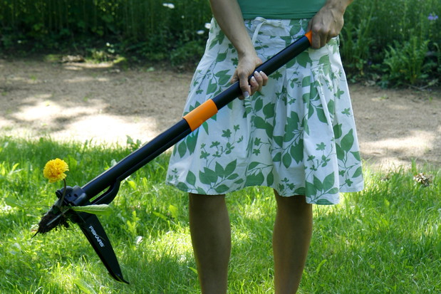 Wyrywacz do chwastów Fiskars to innowacyjne narzędzie przeznaczone do usuwania chwastów z trawnika bez używania chemikaliów i schylania się