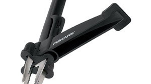 Wyrywacze do chwastów Fiskars są łatwe w użyciu