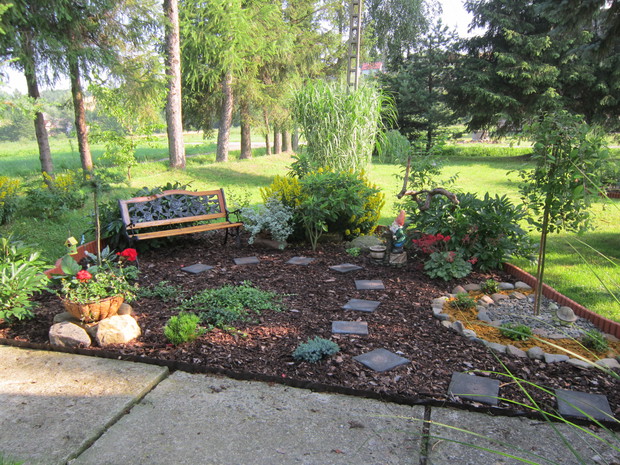 Zakątek z ławeczką i fontanną-krasnalem