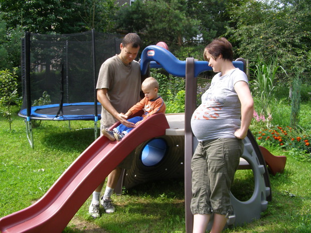 Zanim zdecydujemy się na zakupy, trzeba sprawdzić, czy sprzęt służący do zabawy jest bezpieczny, stabilny i dobrej jakości. Powinien mieć atest.