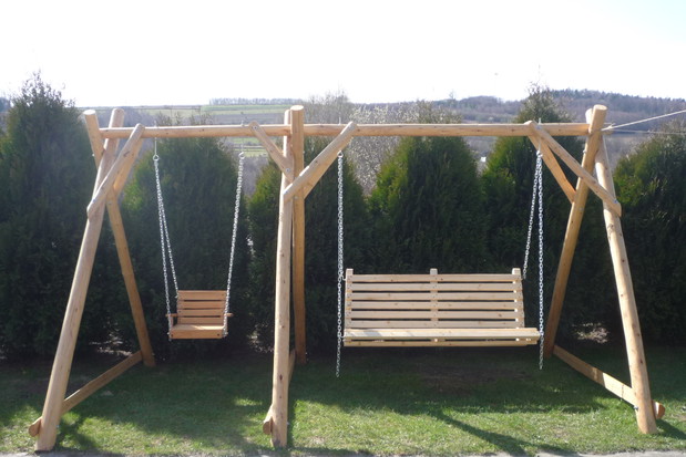 Żywopłot z iglaków daje przyjemny cień korzystającym z huśtawki