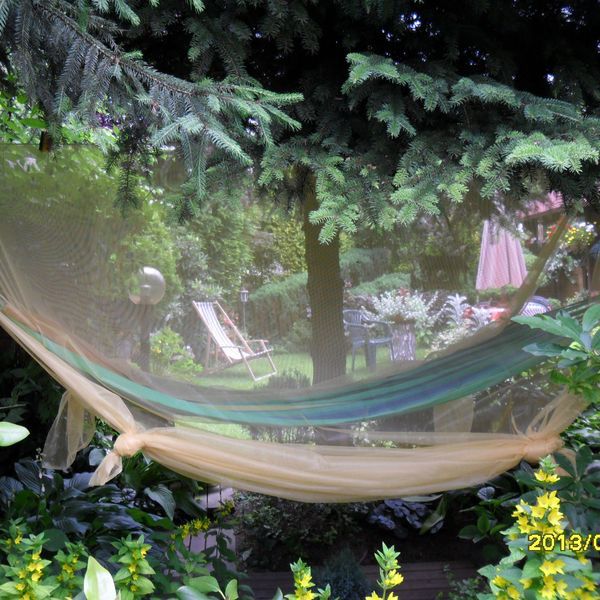 a pani szuka cienia i znalazla