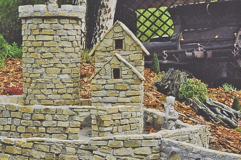 Budowla powstała z drobnych i płaskich kawałków wapienia.