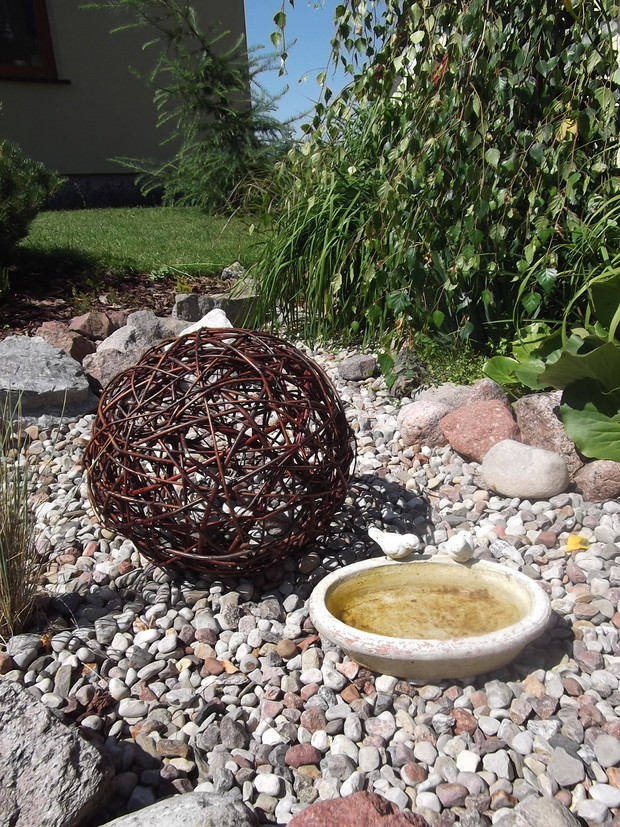 Dla wróbli, kopciuszków i innych ptaków - poidełko.