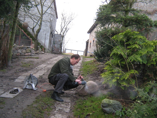 Do obróbki wybieram w miarę kształtne głazy.