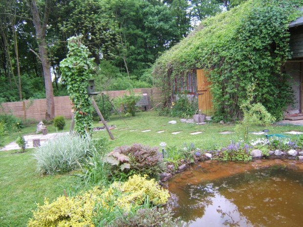 Domek porośnięty dzikim winem.