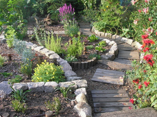 Drewno i kamień to dobry duet. Razem wyglądają naturalnie.
