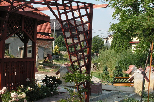 „Elementy małej architektury ogrodu polecam zabezpieczyć drewnochronem”, radzi Franciszek Grzegoszczyk.