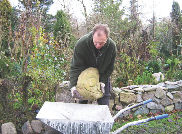 Gotowa figura jest ciężka, dlatego na docelowe miejsce przewożę ją taczką.