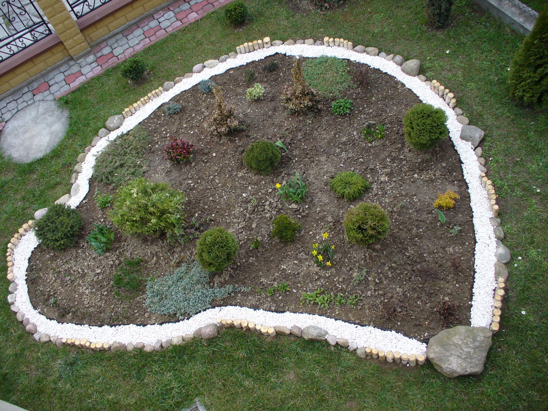 „Grupy palików z brzozy, duże kamienie i drobny żwirek to podstawa obwódki mojego klombu”, pisze nasza czytelniczka