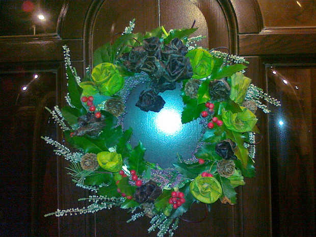 Jesienny wianek na drzwi zrobiony z darów ogrodu.