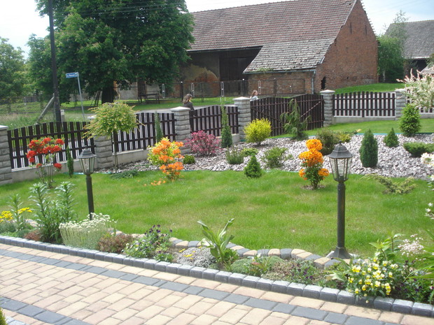 kompozycja krzewów ozdobnych przed domem, zdj z 2008r.